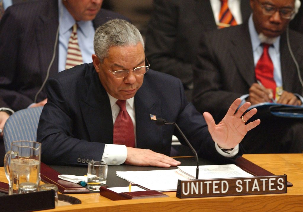 Colin Powell, allora segretario di Stato degli Stati Uniti, durante il discorso tenuto le Nazioni Unite il 5 febbraio 2003 in cui accusava l'Iraq di possedere armi di distruzione di massa (Ansa)
